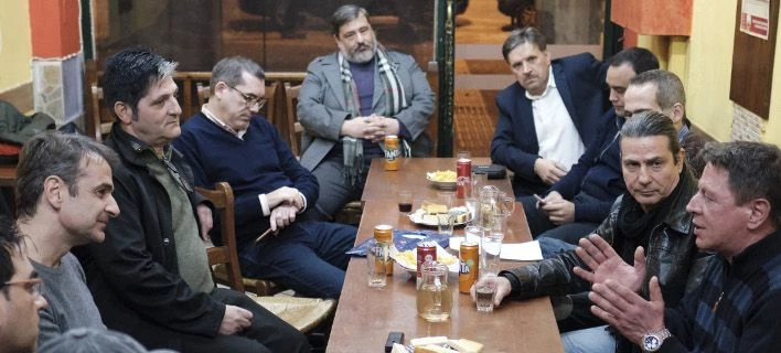 Ο Μητσοτάκης σε καφενείο στην πλατεία Βάθη, το βράδυ των Χριστουγέννων -Συνάντηση με πρώην χρήστες ναρκωτικών